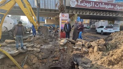 كسر خط رئيسي يتسبب في انقطاع المياه عن شبين الكوم بالمنوفية │ صور