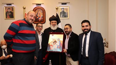 الأسرات الجامعية تهدي بطريرك السريان أيقونة قبطية.. والأخير يشيد بالأنبا موسى وأسقفية الشباب