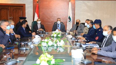 محافظ سوهاج يترأس غرفة عمليات إدارة الأزمات والكوارث لمتابعة تداعيات الطقس السيئ