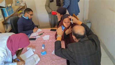 علاج 1113 مواطنا بالمجان في قرية الطليحات بقافلة طبية من جامعة سوهاج