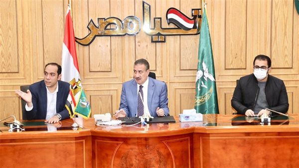 جانب من اجتماع محافظ