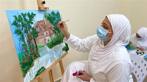 نزيلة ترسم داخل مركز