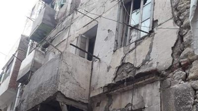 بعد مصرع شاب.. حي غرب الإسكندرية يزيل الأجزاء الخطرة لعقارات آيلة للسقوط