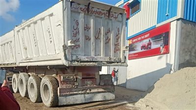 التحفظ على سيارة نقل تلقي المخلفات بالطريق الدائري بالإسكندرية