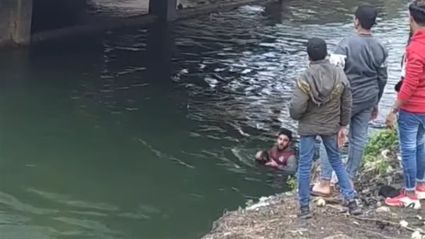 قفز الشاب في المياه