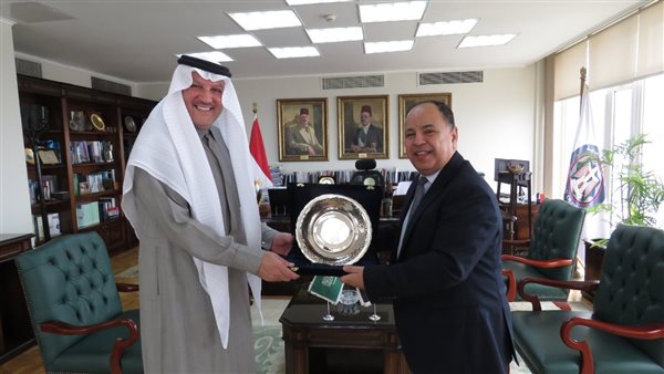 وزير المالية مع السفير