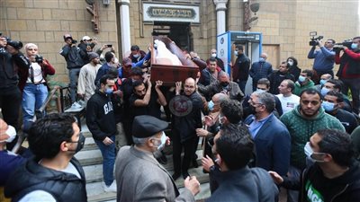 الخطيب وحسام غالي أبرز حضور تشييع جثمان إبراهيم حجازي إلى مثواه الأخير بمقابر العائلة في العبور | بث مباشر 