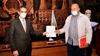 محافظ الغربية يسلم 30 عقدًا لتقنين التعديات على أراضي الدولة