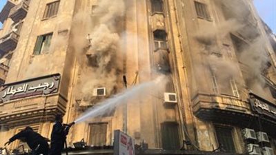 نشوب حريق أعلى محل العطار في العتبة |صور 