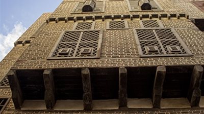 بعد سقوطها.. الآثار ترسل لجنة إلى مدينة رشيد لمعاينة دروة سطح عثمان طبق