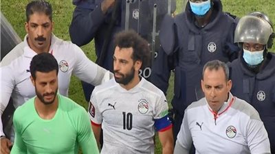 سفير مصر بالكاميرون: طلبت حراسة خاصة لمحمد صلاح.. ولا أزمة في هبوط طائرة المنتخب 