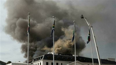 اشتعال النيران من جديد في سقف برلمان جنوب إفريقيا