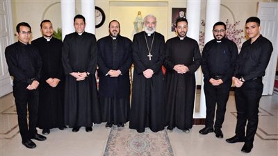 مطران إيباريشية المنيا للأقباط الكاثوليك يلتقي بالشمامسة الإكليريكيين