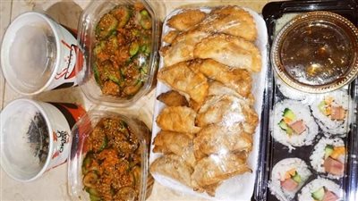 تعشق الأكل الكوري.. فتاة تصنع وجبات مجانية لتعريف المصريين بأطعمة مختلفة | صور 