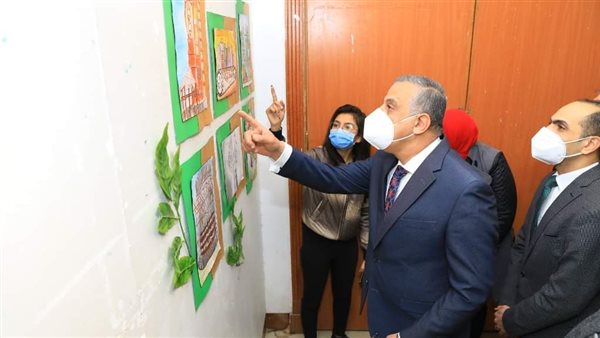 محافظ سوهاج بمعرض