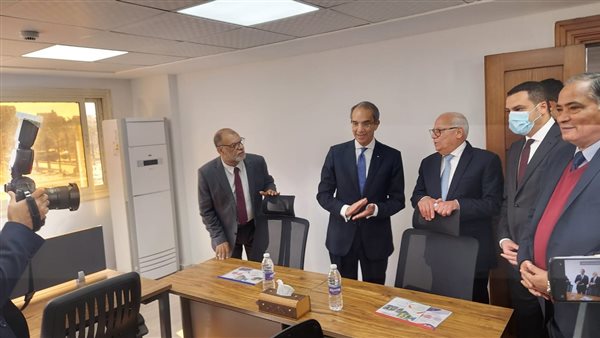 وزير الاتصالات 