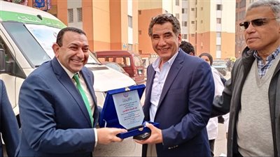 طبيب أسنان مصري بالخارج يشارك في توقيع الكشف الطبي على عدد من سكان الأسمرات