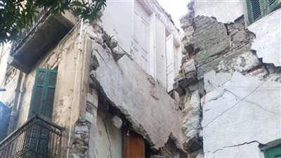 إزالة الأجزاء الخطرة من عقار آيل للسقوط بوسط الإسكندرية │ صور