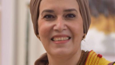 تتناول مظاهر الحياة الريفية والصعيدية في لوحاتها.. قصة فنانة مصرية وصلت للعالمية | صور