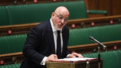 من أصل عربي.. إقالة رئيس حزب المحافظين البريطانيين من منصبه