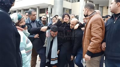  حقك راح يا ياسمين.. لحظة مغادرة والدة طبيبة الدقهلية المحكمة محمولة على كرسي | صور وفيديو