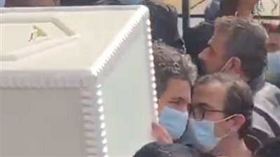 محمد محسن يشارك في حمل نعش جثمان الفنان أحمد الحجار | فيديو