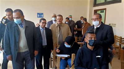 نائب رئيس جامعة بنها لشئون التعليم يتفقد سير الامتحانات بكلية الحقوق