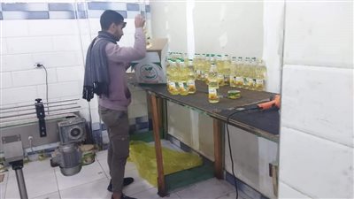 ضبط 7000 لتر زيوت بمصنع غير مرخص بالمنوفية وإرسال عينات لوزارة الصحة 