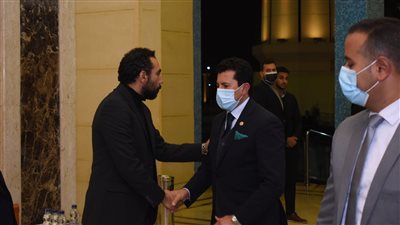 فيديو| وزير الشباب والفنان يحي الفخراني يقدمان واجب العزاء لأسرة الإعلامي إبراهيم حجازي