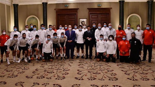 وزير الرياضة مع لاعبي