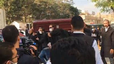 وصول جثمان الفنانة مها أبو عوف إلى مسجد الرحمن الرحيم |بث مباشر