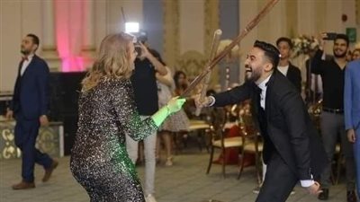 وكيلة مدرسة تتضامن مع معلمة المنصورة بوصلة رقص بالعصا | فيديو