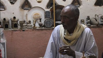 حياة بين أحضان التاريخ.. عم عنتر أقدم جامع للقطع النادرة والتحف بالأقصر | صور 