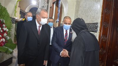 محافظ القليوبية ومدير الأمن يقدمان التهاني بكنيسة السيدة العذراء في مدينة بنها | صور 