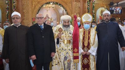 محافظ بورسعيد يشارك المسيحيين قداس عيد الميلاد المجيد | صور وفيديو 