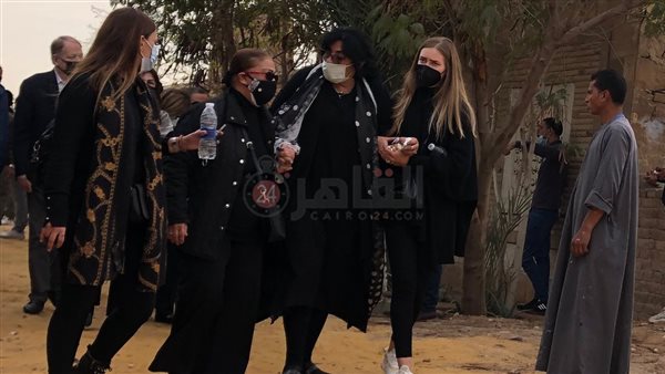 صورة أثناء دفن مها