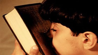 حكم تقبيل المصحف ووضعه فوق الرأس.. ولماذا حرمه المتطرفون