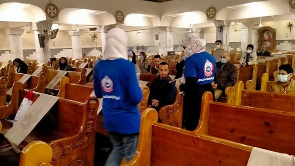 فرق تطعيم داخل الكنائس