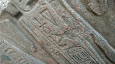 تعرف على التفاصيل الكاملة للعثور على حجر أثري بشوارع إحدى القري بالقناطر الخيرية | صور