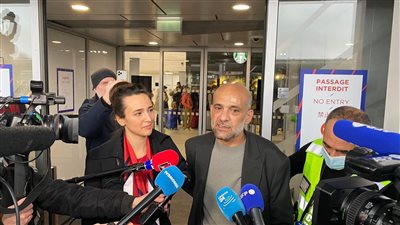 كما انفرد القاهرة 24.. ننشر أول صور لوصول رامي شعث إلى فرنسا بعد الإفراج عنه 