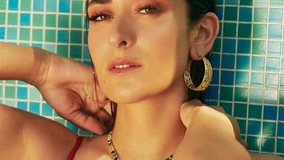 أمينة خليل تتألق في أحدث جلسة تصوير من داخل حمام السباحة (صور)