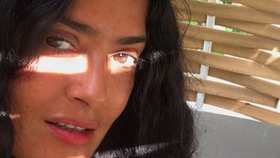 3 نصائح تقدمها سلمى حايك للحصول على نفس بشرتها النقية