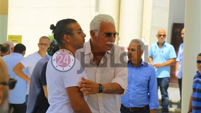 أحمد نظيف رئيس الوزراء الأسبق يستقبل المعزين في وفاة والدته