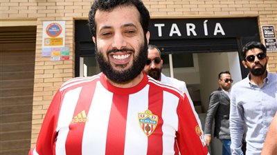 بعد إعلانه عدد من المسابقات.. تركي آل الشيخ مع بطل برنامج “كريزي تاكسي” (صورة)