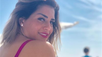 بـ بكيني بامبي.. منة فضالي من فرنسا: أنا امرأة عذراء(صور)