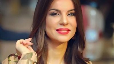 فريال يوسف بفستان شفاف على البحر: “الصمت والسلام والصفاء” (صورة)