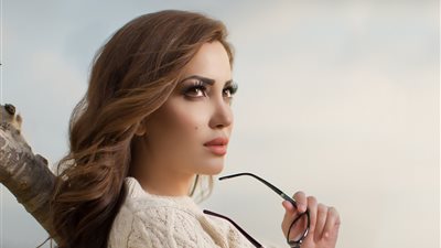 نسرين طافش بفستان أبيض في أحدث جلسة تصوير (صور)