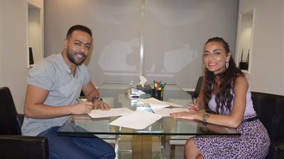 بعد الانفصال عن محمد الشرنوبي.. سارة الطباخ تتعاقد مع تامر عاشور لإدارة أعماله الفنية (صور)