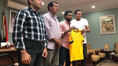 أحمد الميرغني يوقع لنادي ٦ أكتوبر موسمين