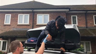 القبض على شاب مصري حاول الهروب من باريس إلى لندن داخل صندوق سيارة (صور)